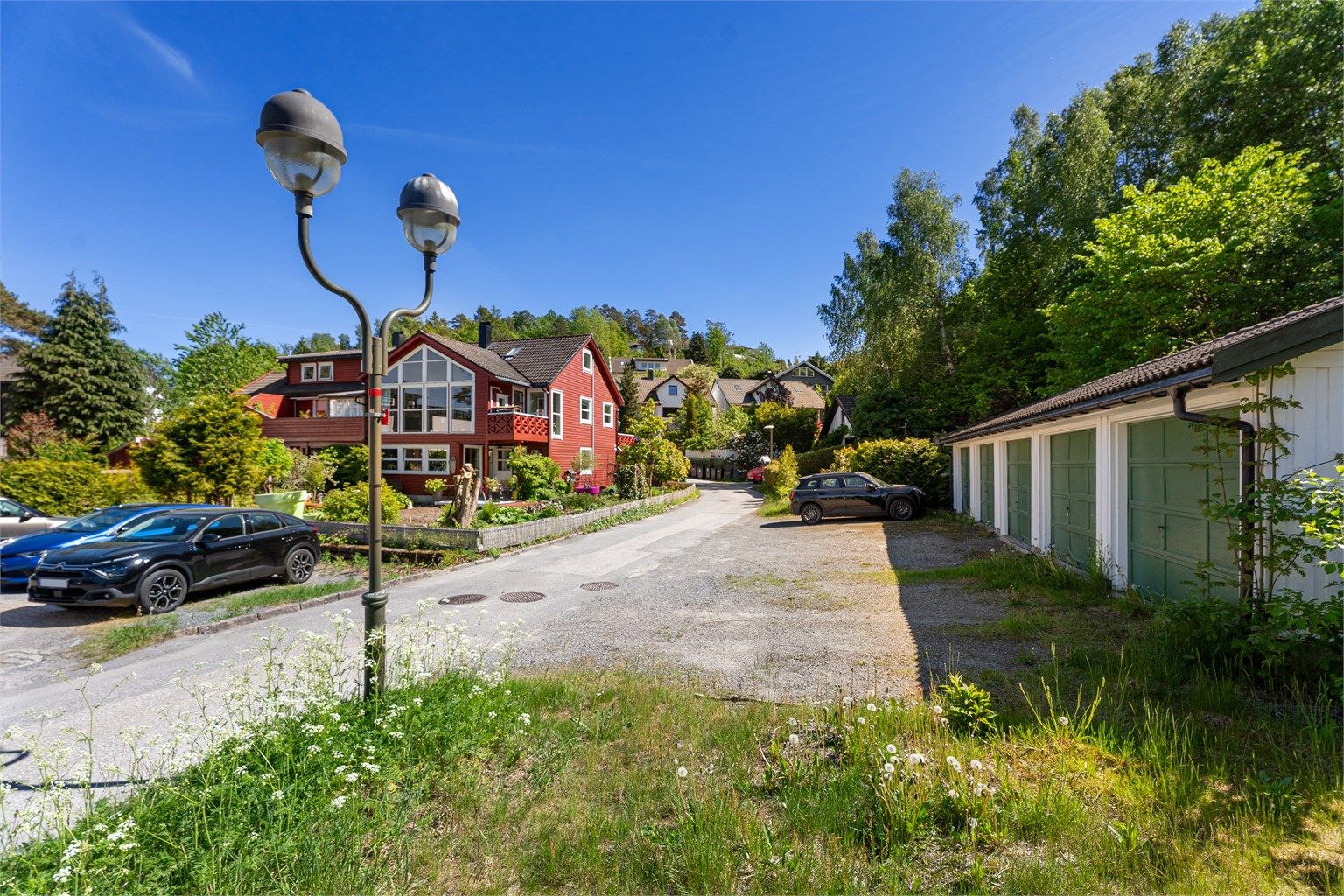Det medfølger garasje i rekke. 