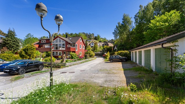 Det medfølger garasje i rekke.