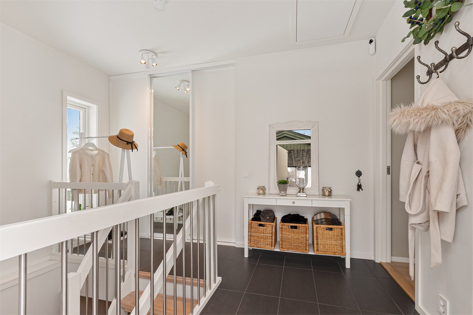 Entre med skyvedørsgarderobe