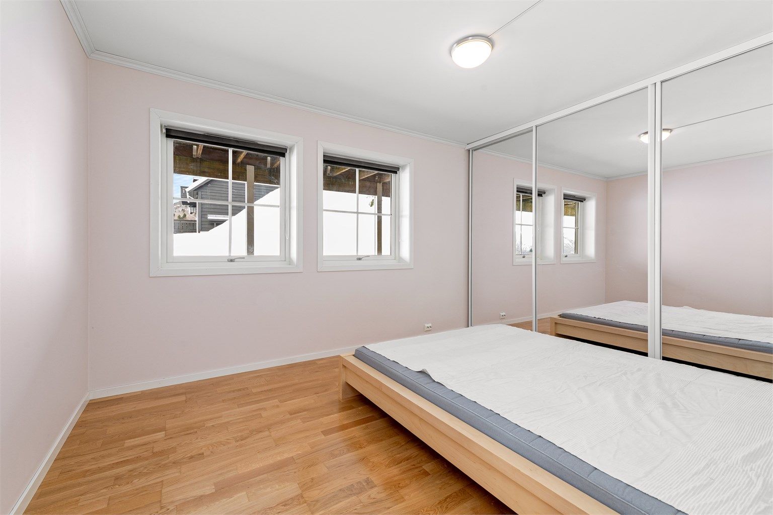 Hovedsoverom i utleieleiligheten er utstyrt med en stor skyvedørsgarderobe som gir rikelig med lagringsplass.