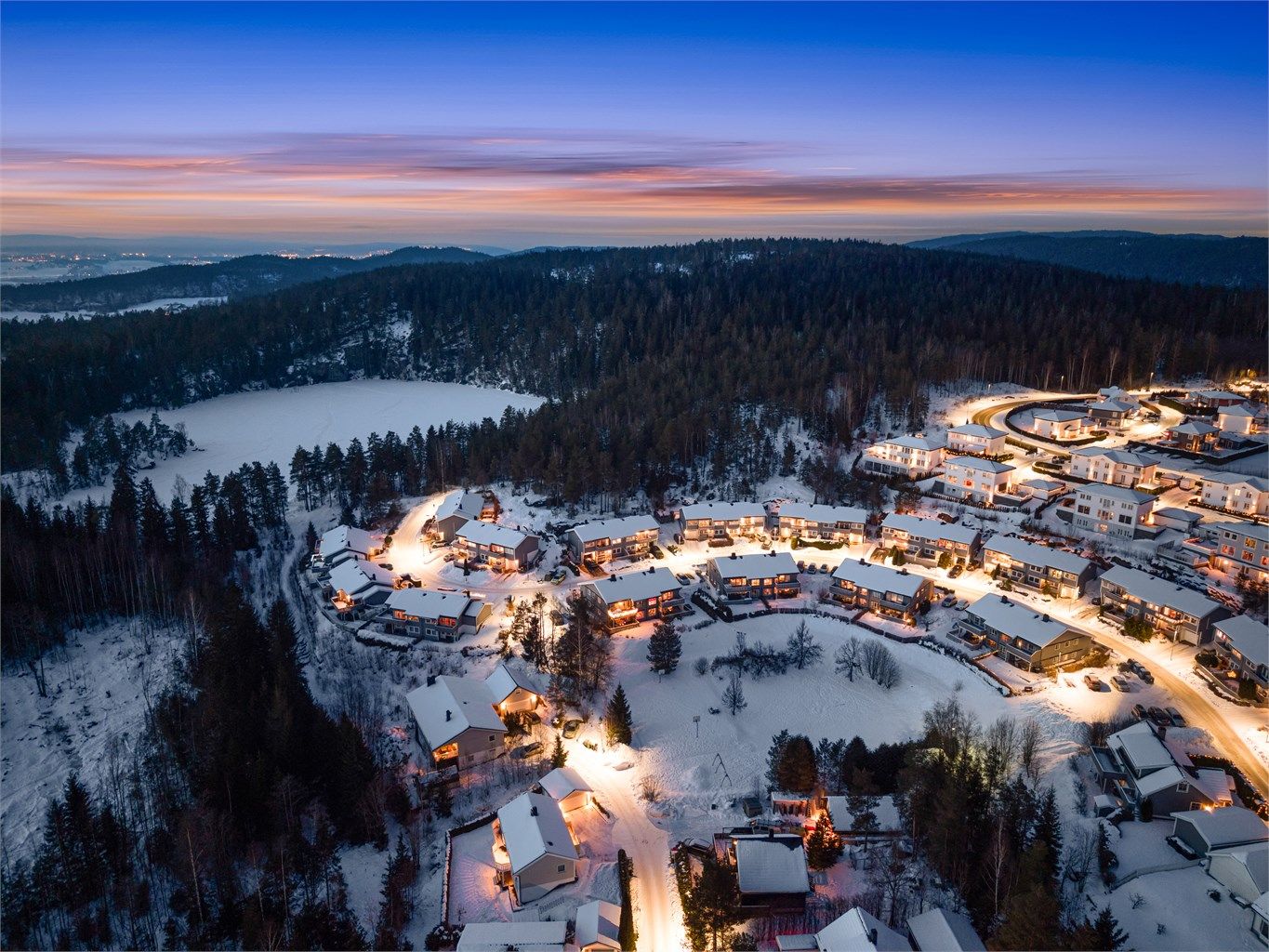 Med bil tar det cirka 30 minutter til Oslo og 34 minutter til Gardermoen.