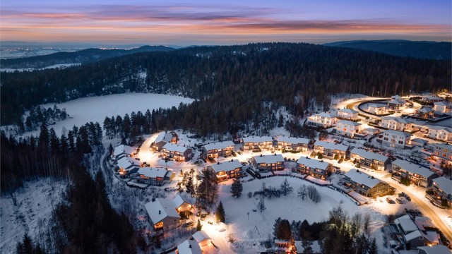 Med bil tar det cirka 30 minutter til Oslo og 34 minutter til Gardermoen.