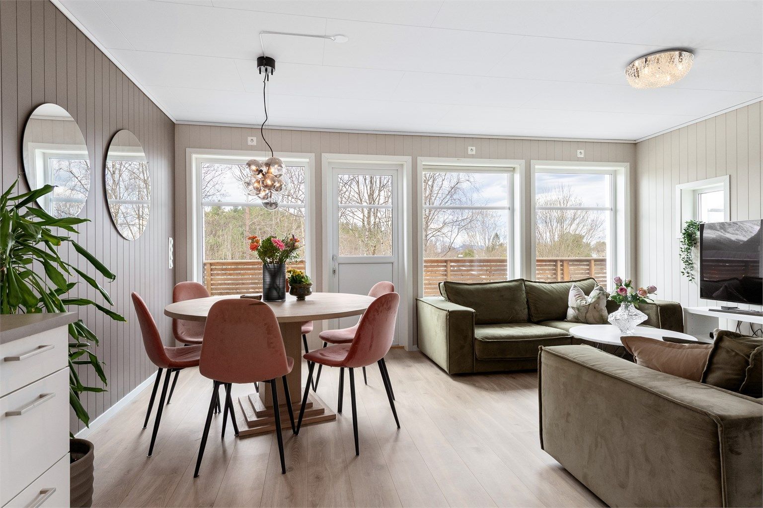 Fra stuen er det direkte utgang til en nordvestvendt og delvis overbygget veranda på 43 m².