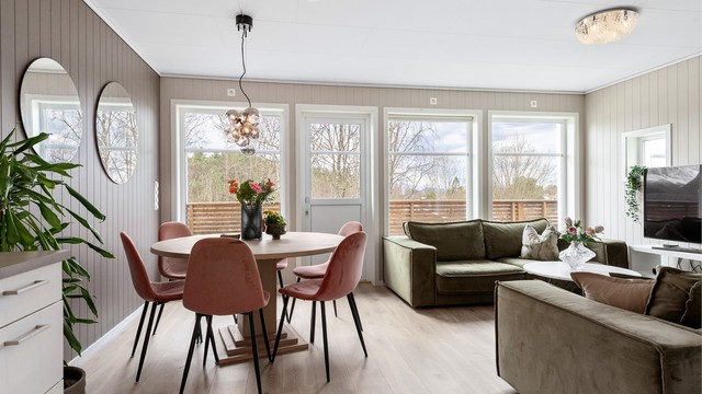 Fra stuen er det direkte utgang til en nordvestvendt og delvis overbygget veranda på 43 m².