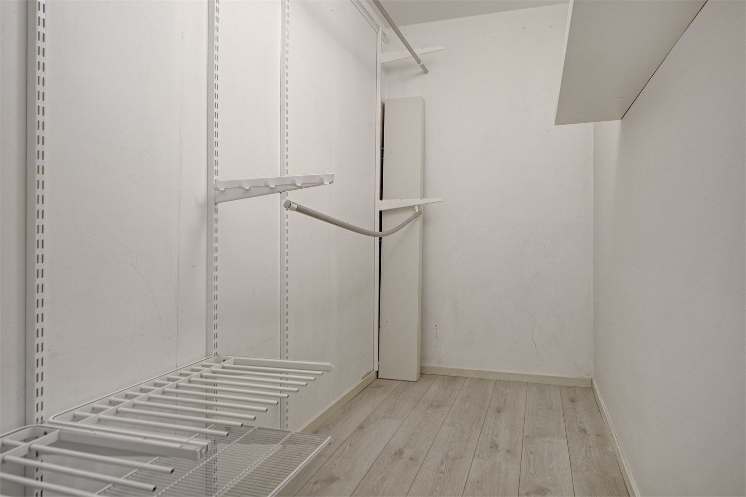 Soverom 1 - rommet har også egen walk-in-closet