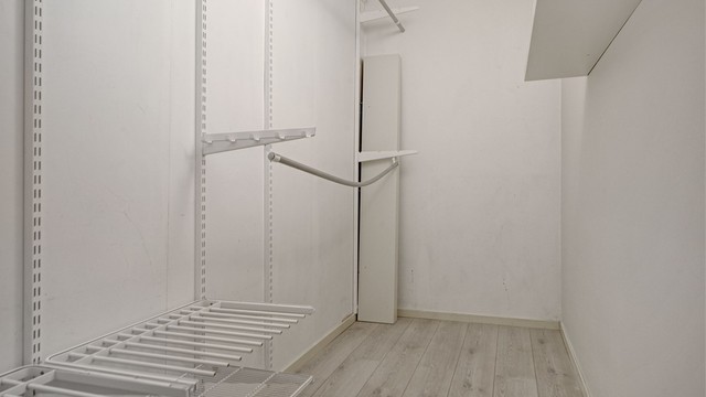 Soverom 1 - rommet har også egen walk-in-closet