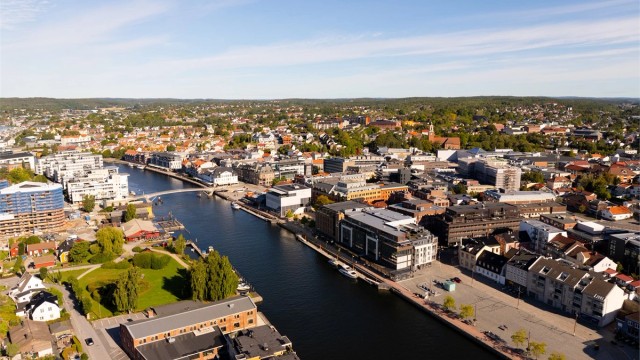 I sentrum eksisterer et bredt utvalg av spisesteder og kulturelle tilbud. Flere finnes i umiddelbar nærhet av leiligheten.