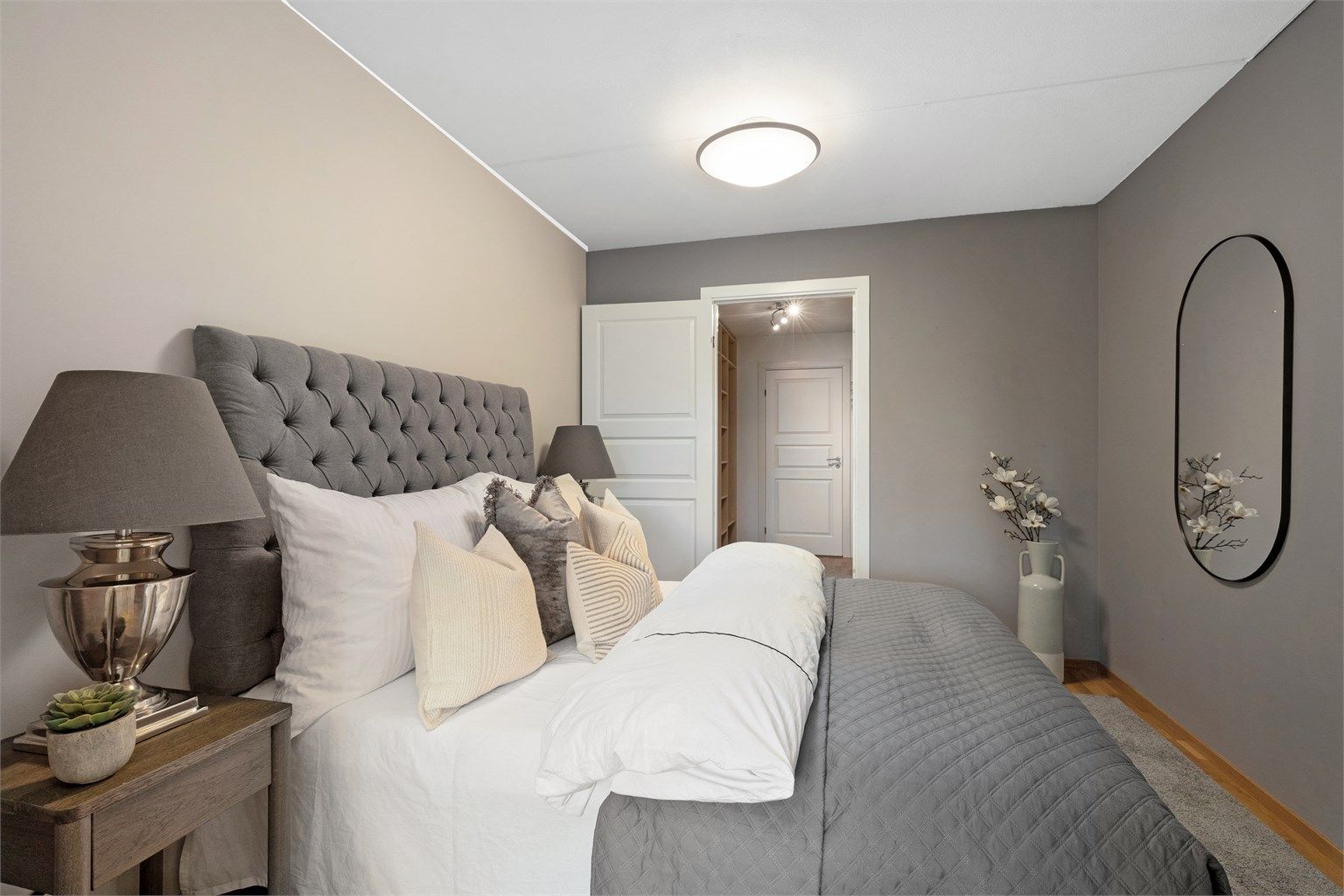 Fra soverommet går man videre inn i et stort walk-in closet med praktisk gjennomgang til badet.