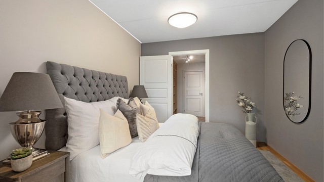 Fra soverommet går man videre inn i et stort walk-in closet med praktisk gjennomgang til badet.