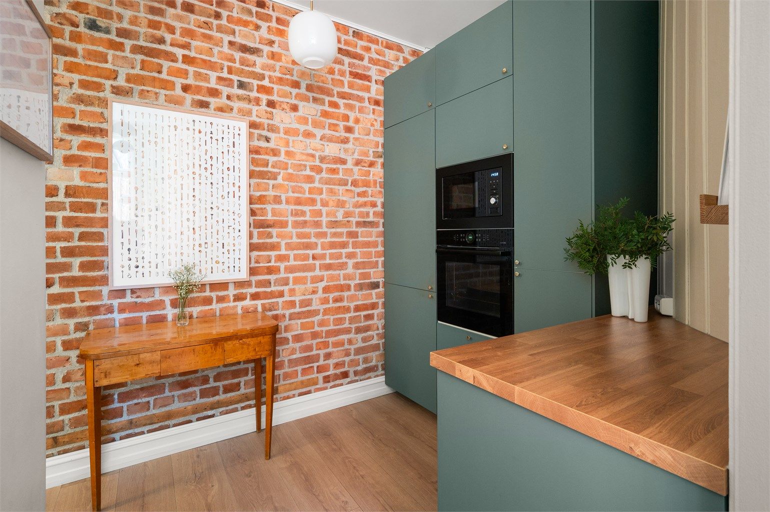 Moderne IKEA-kjøkkeninnredning fra 2021 med glatte fronter og rikelig med skapplass.