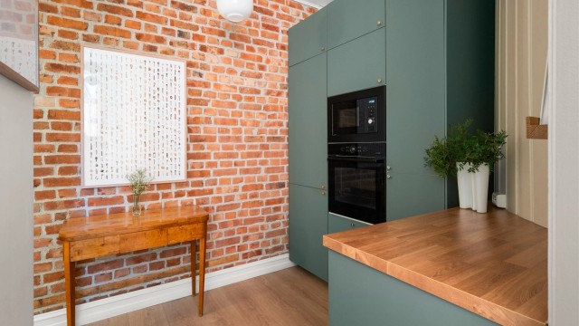 Moderne IKEA-kjøkkeninnredning fra 2021 med glatte fronter og rikelig med skapplass.
