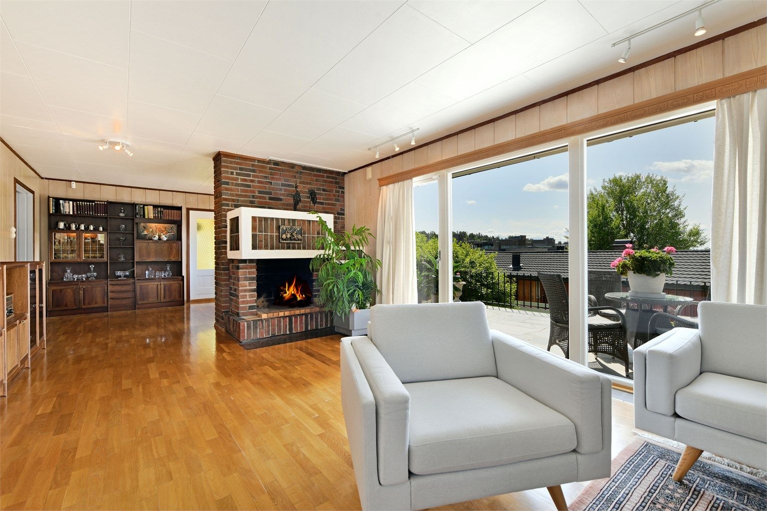 Stue - lyst rom med store vindusflater som bidrar godt med naturlig lysinnslipp - videre adkomst til solrik terrasse