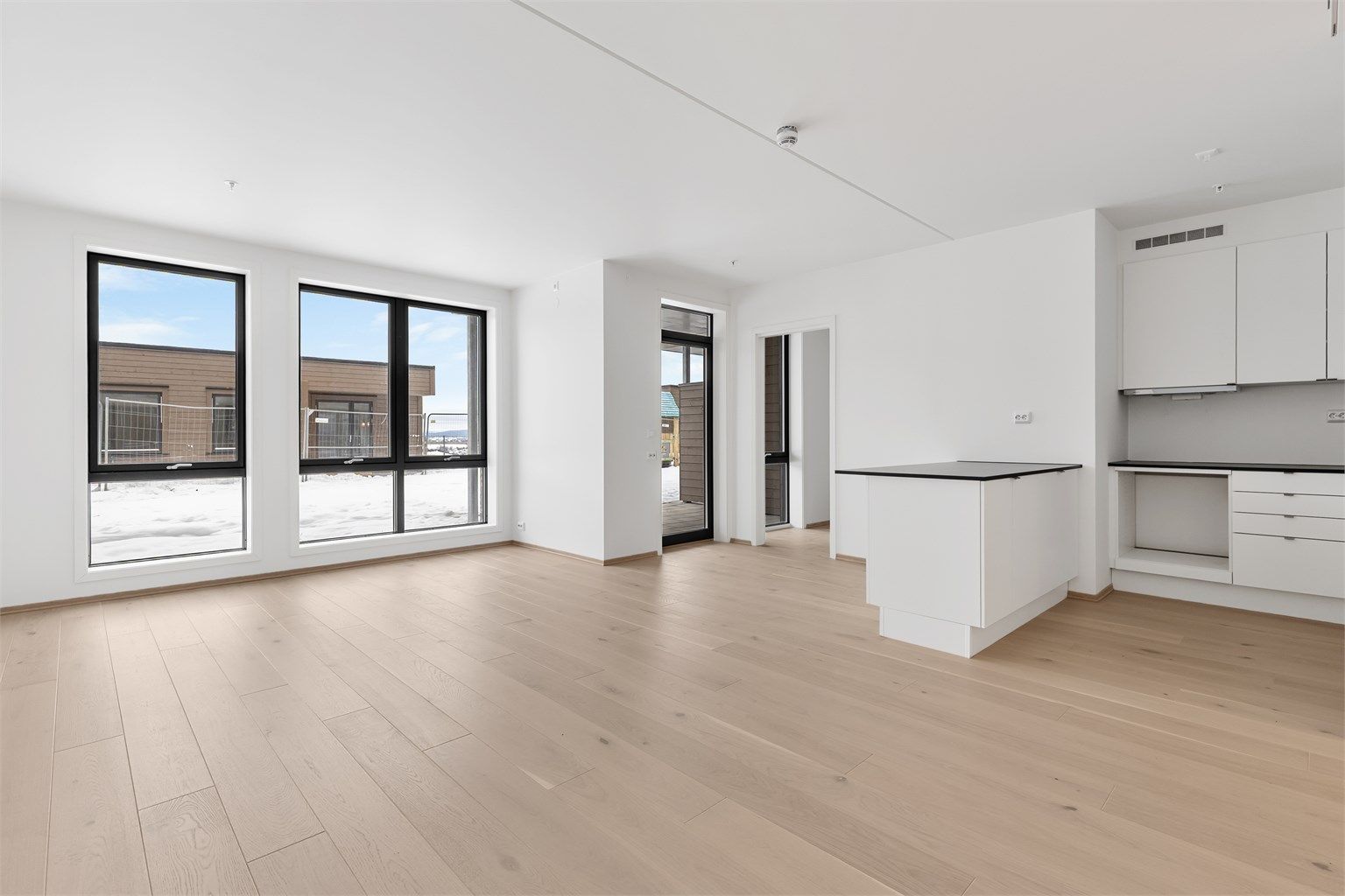 Stuen er av god størrelse og har plass til sofa, salongbord og TV-seksjon.