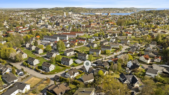Boligen ligger rett nordvest for sentrum, nær Bugården. Her bor du rett utenfor selve bykjernen, men allikevel svært sentralt. Hvis byens fasiliteter frister, er det kun en kort spasertur til sentrum og Indre Havn.