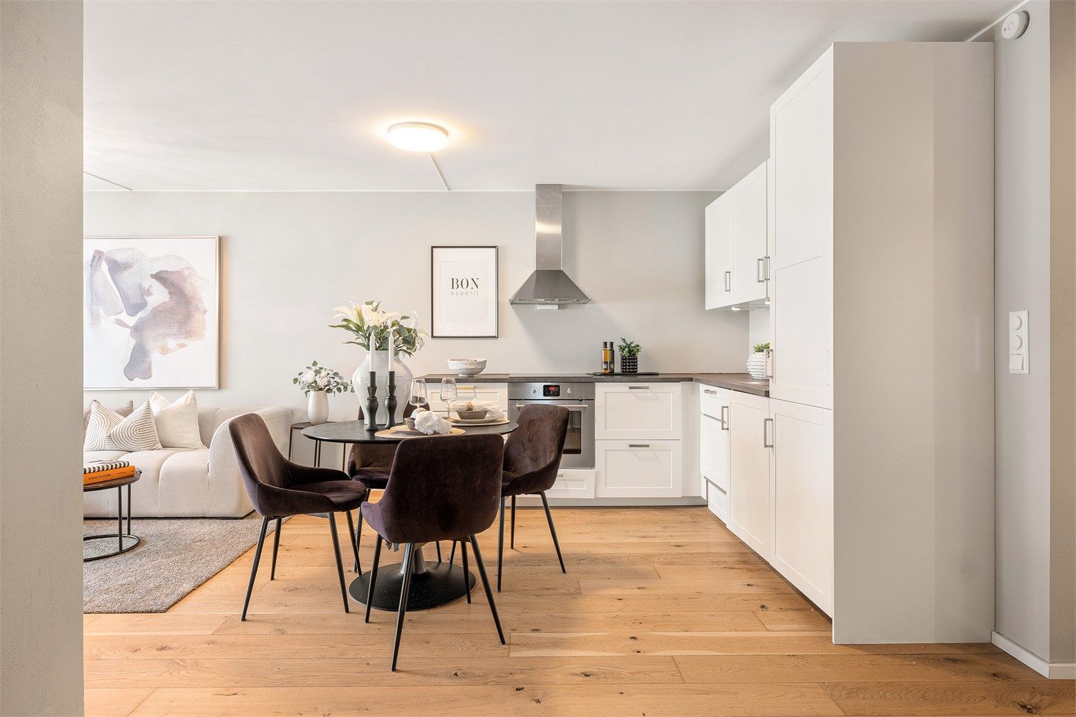 Kjøkkenet har profilerte fronter på skap og skuffer, og benkeplate av laminat med nedfelt oppvaskkum