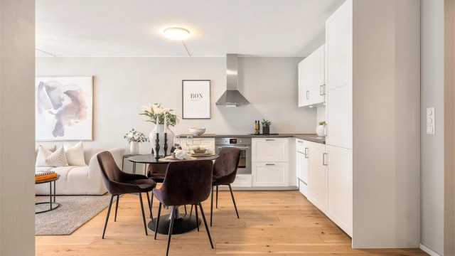 Kjøkkenet har profilerte fronter på skap og skuffer, og benkeplate av laminat med nedfelt oppvaskkum