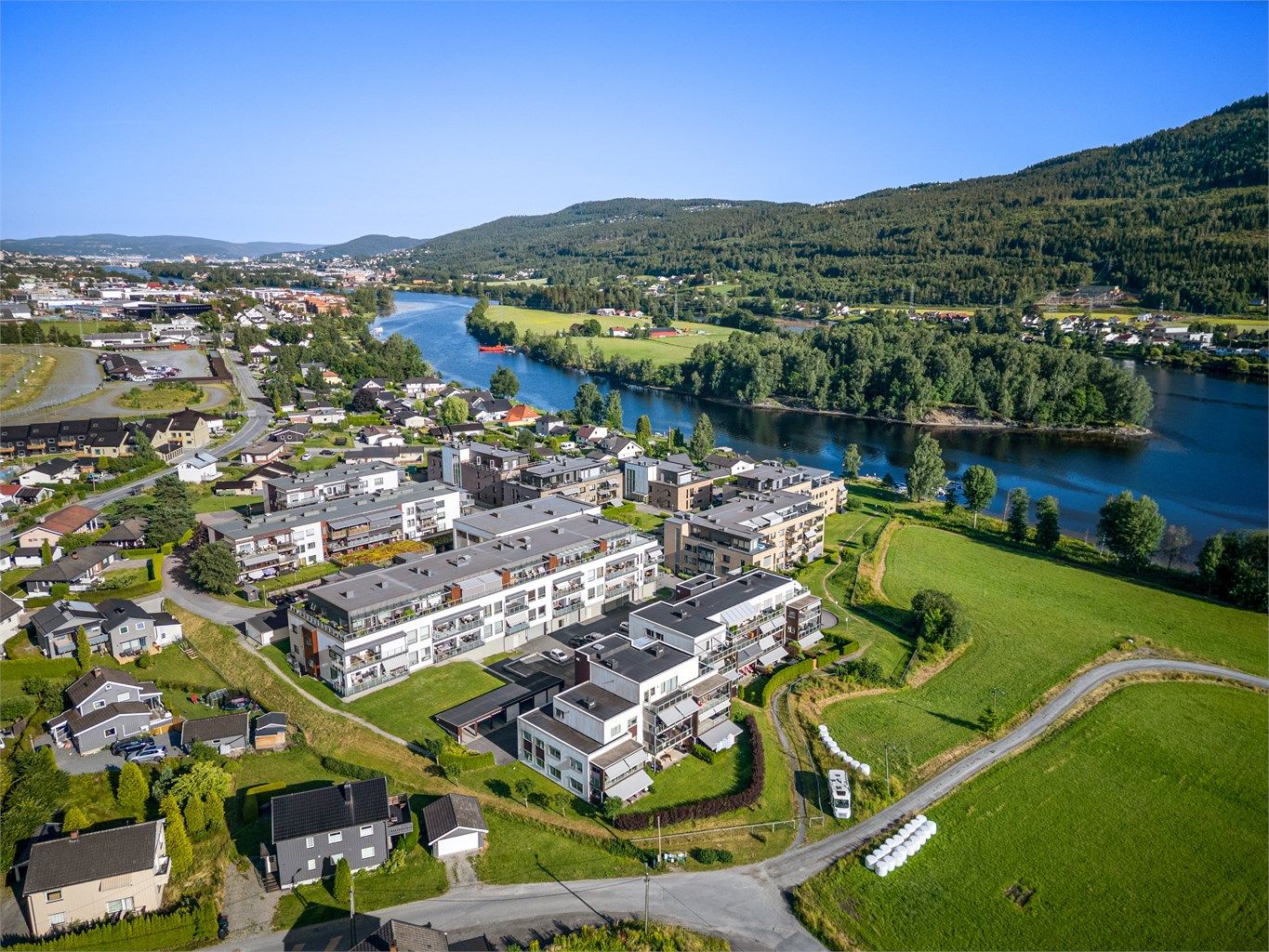 Eiendommen ligger idyllisk til ved elvebredden