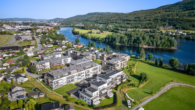 Eiendommen ligger idyllisk til ved elvebredden