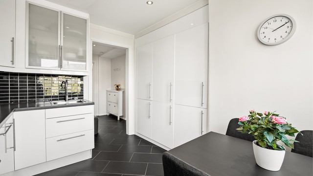 Bra med skapplass på kjøkkenet og plass til frokostbord