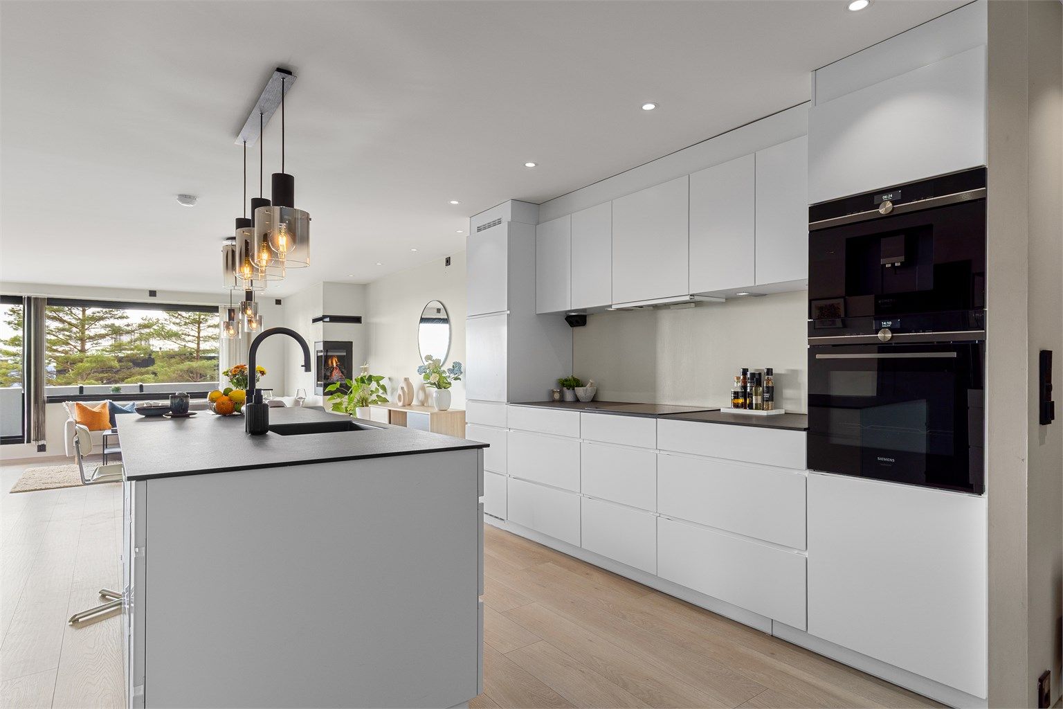 Kjøkkenet er velutstyrt med integrerte hvitevarer som kaffemaskin og stekeovn, platetopp, kjøleskap og oppvaskmaskin