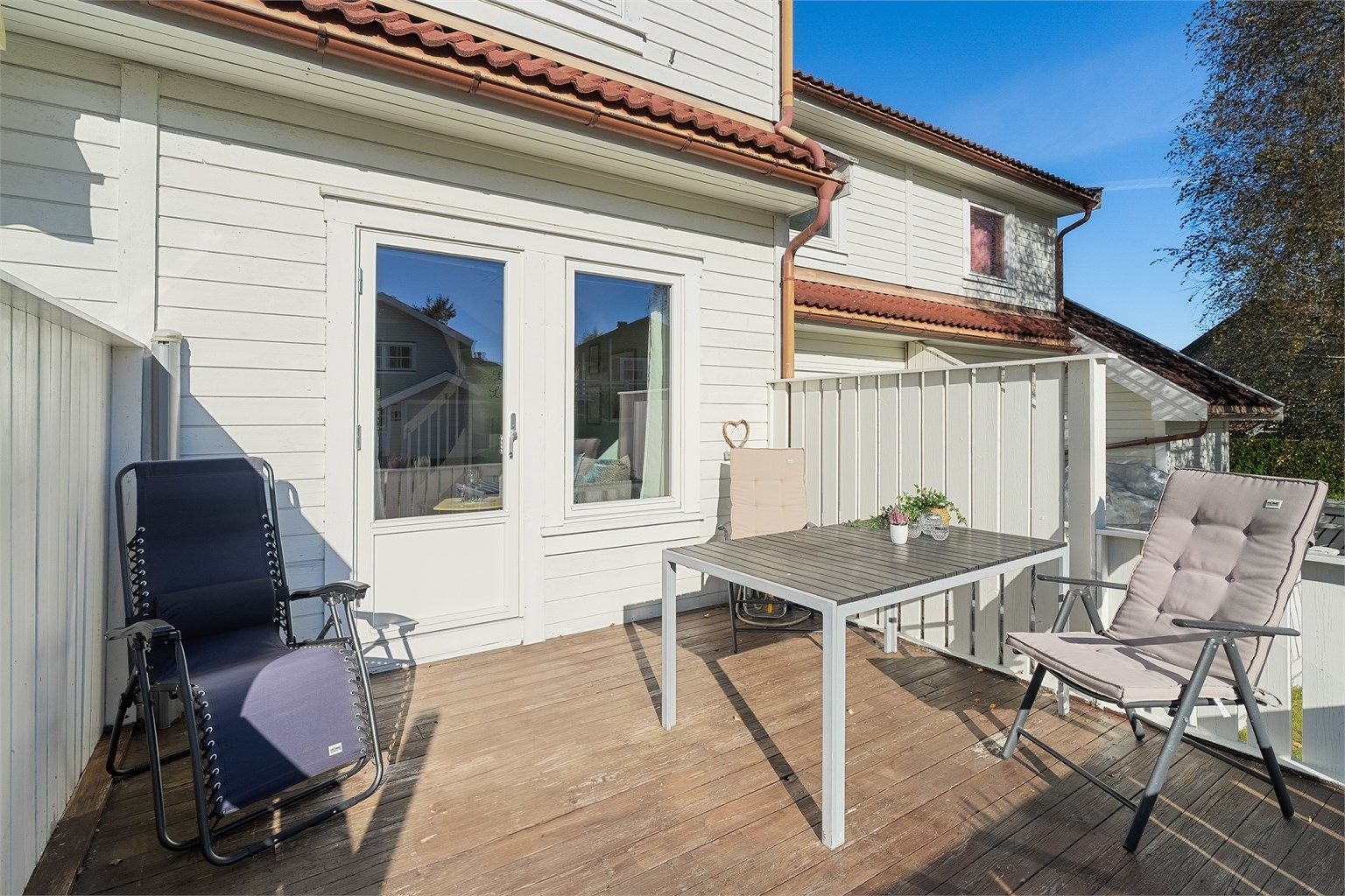 Terrasse på ca. 14 kvm med plass til spisebord- og sittegruppe