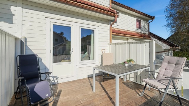 Terrasse på ca. 14 kvm med plass til spisebord- og sittegruppe