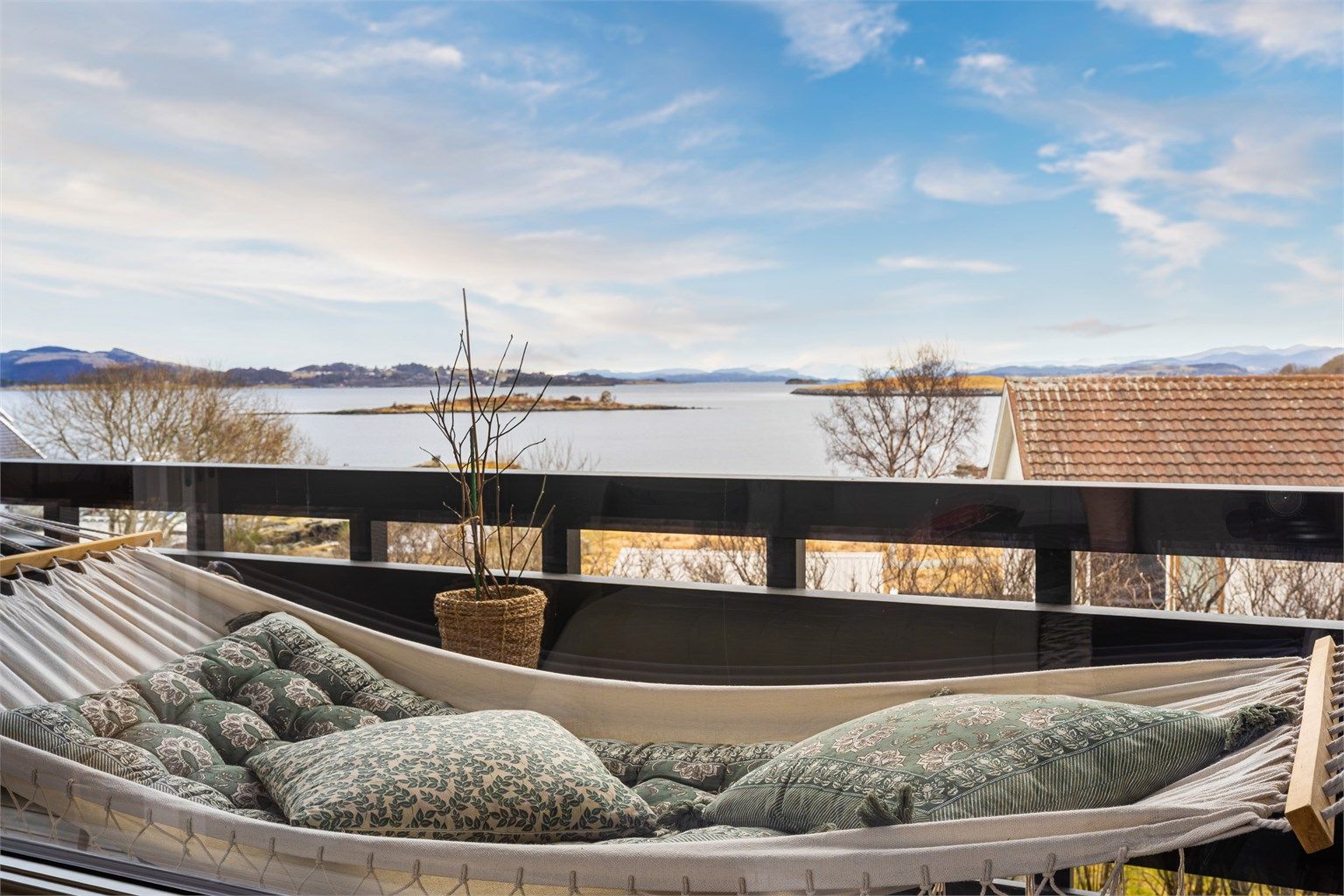 Boligen ligger i et rolig boligområde, i første rekke mot sjøen. Fine turområder like utenfor døren.  