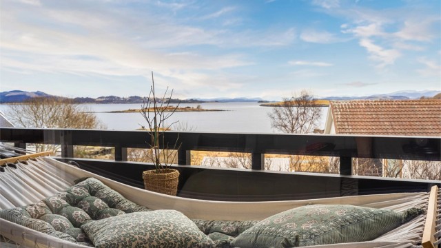 Boligen ligger i et rolig boligområde, i første rekke mot sjøen. Fine turområder like utenfor døren.