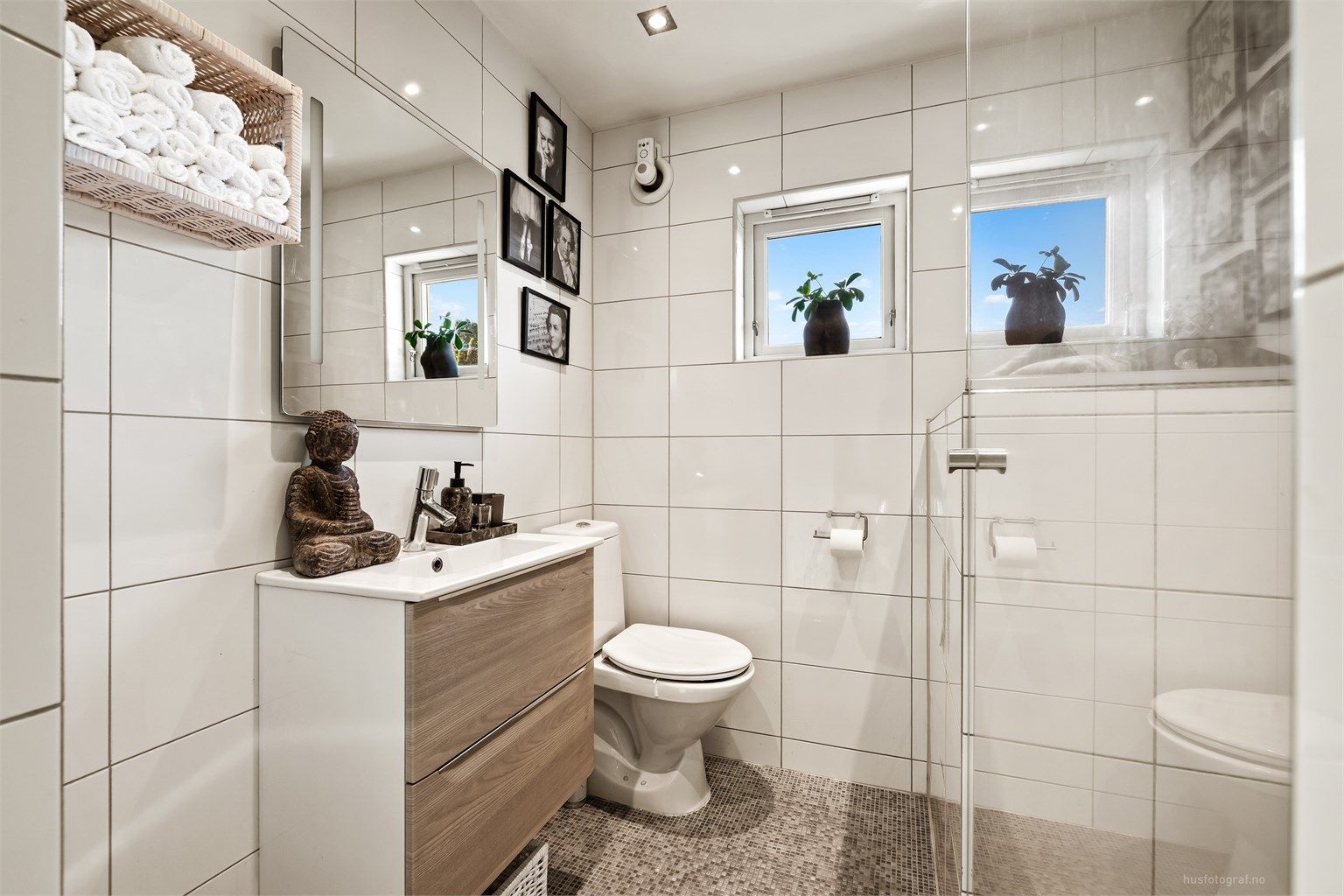 Badet i 1. etasje er fra 2006 og har downlights i tak samt gulvvarme.