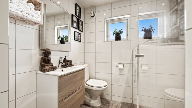 Badet i 1. etasje er fra 2006 og har downlights i tak samt gulvvarme.