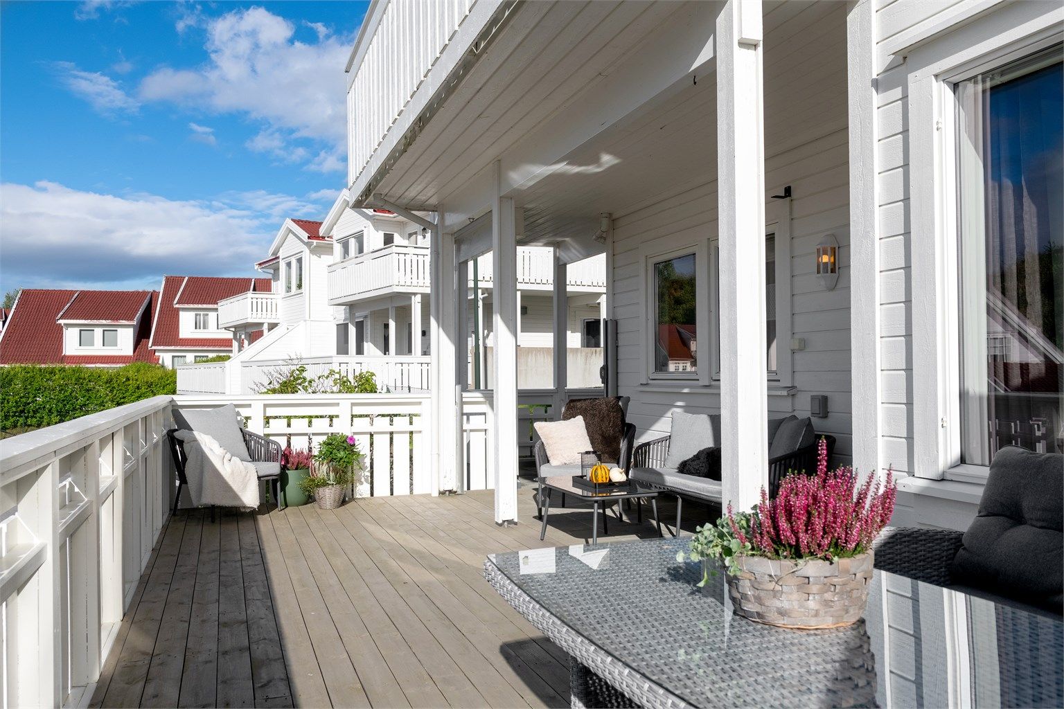 Rikelig med boltreplass til utemøbler og beplantning på den romslige terrassen.