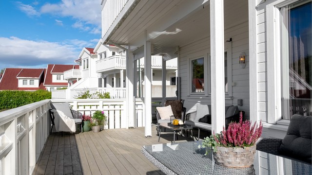 Rikelig med boltreplass til utemøbler og beplantning på den romslige terrassen.