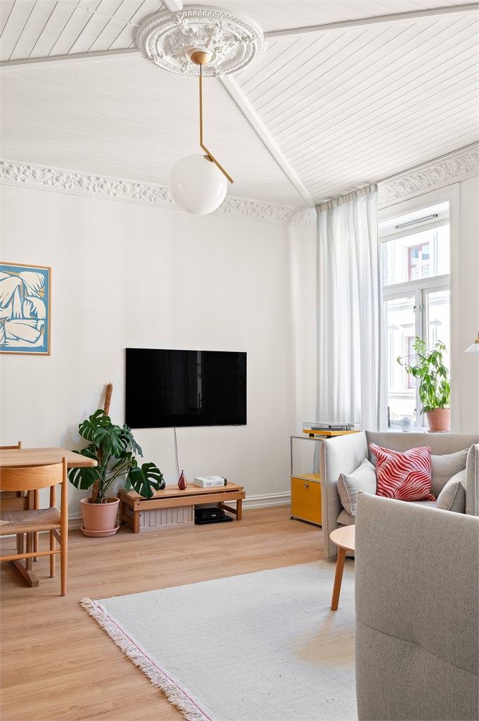 Takhøyden på opptil 2,94 meter, kombinert med stukkatur og rosett, gir en luftig og klassisk karakter.