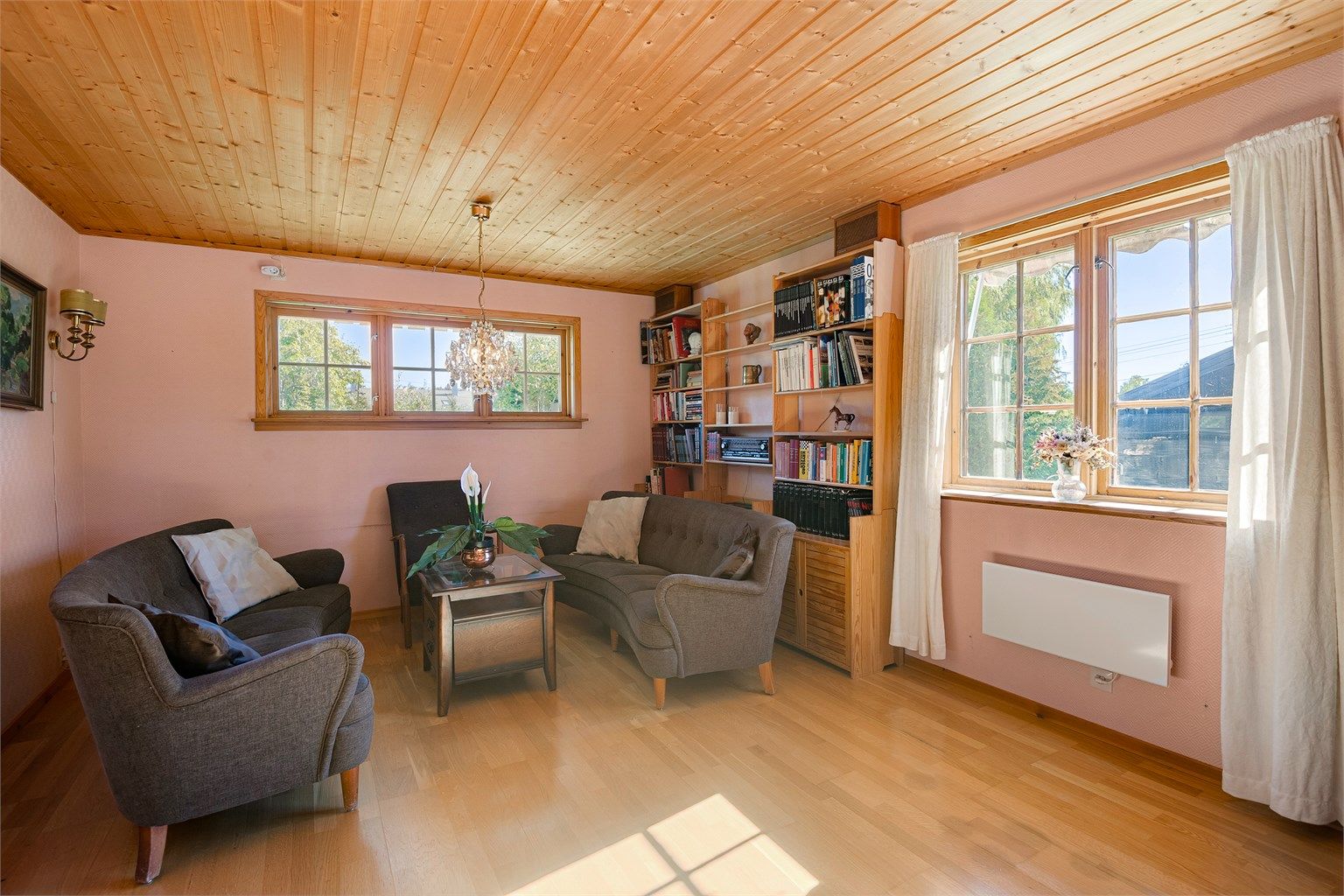 Vindusflater på to sider slipper inn godt med dagslys i stuen.