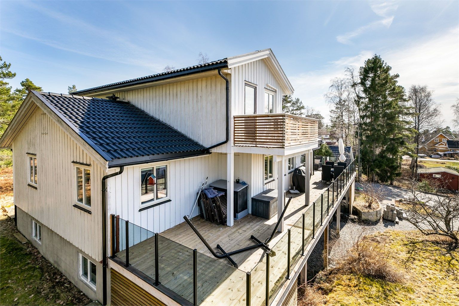 Boligen er vesentlig påkostet i senere år. Kledning er skiftet ut på fire vegger i 2025 og 2026. 10 vinduer ble skiftet ut i første og andre etasje i 2024. Takstein ble etterbehandlet i 2023. Fotograf; Børge Oppegård.