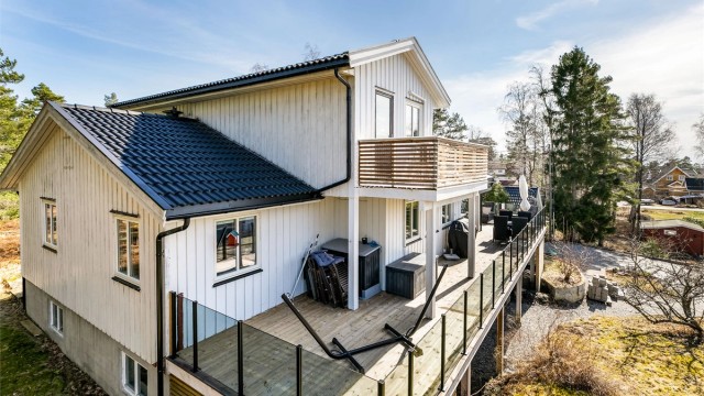 Boligen er vesentlig påkostet i senere år. Kledning er skiftet ut på fire vegger i 2025 og 2026. 10 vinduer ble skiftet ut i første og andre etasje i 2024. Takstein ble etterbehandlet i 2023. Fotograf; Børge Oppegård.