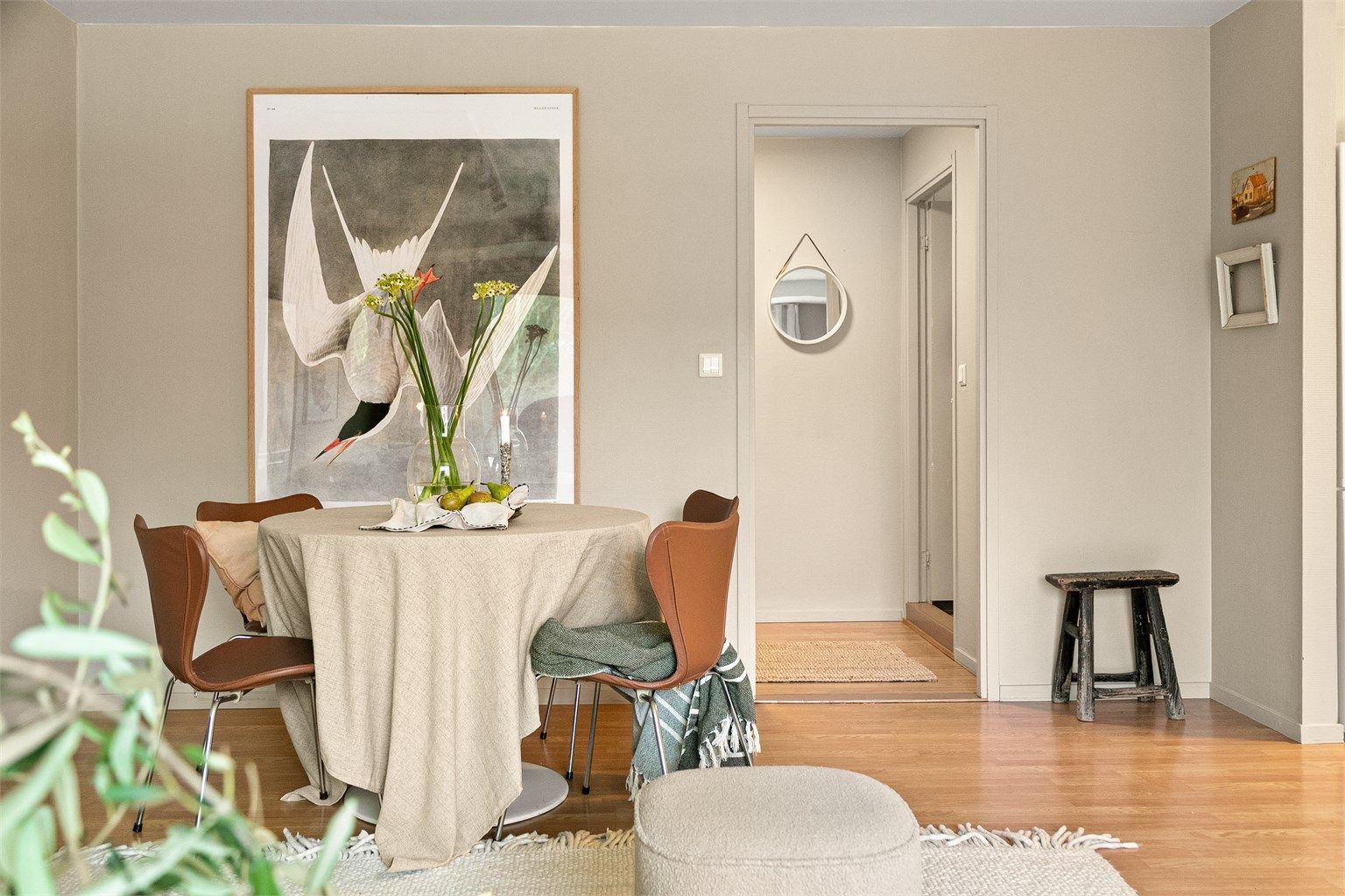 Det er en naturlig plass for spisebord der venner og familie kan inviteres på middag. 