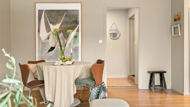 Det er en naturlig plass for spisebord der venner og familie kan inviteres på middag.