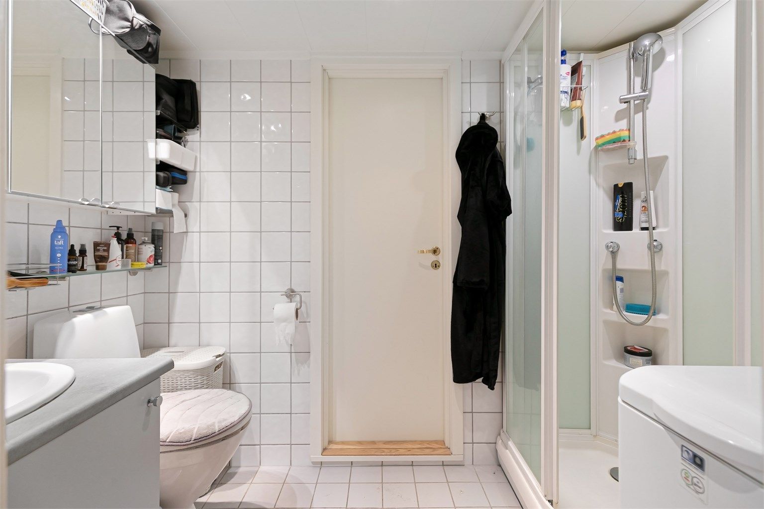 Bad i kjeller med dusjkabinett og opplegg for vaskemaskin. Ikke godkjent for varig opphold