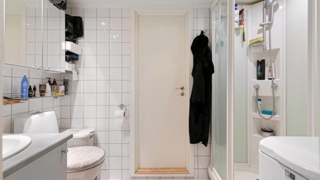 Bad i kjeller med dusjkabinett og opplegg for vaskemaskin. Ikke godkjent for varig opphold