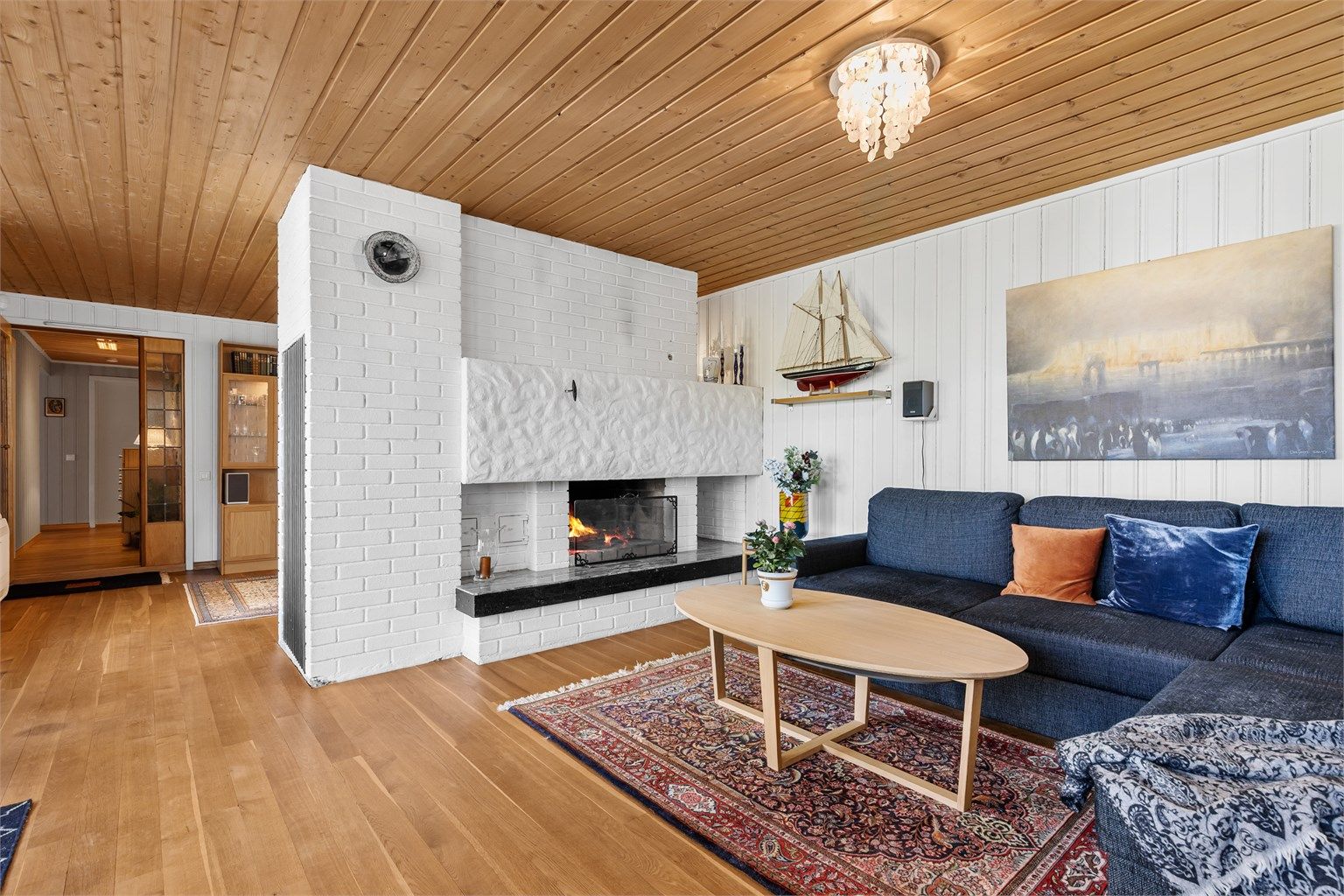 Peisstue med koselig åpen peis og plass til sittegruppe og TV-område om ønskelig.