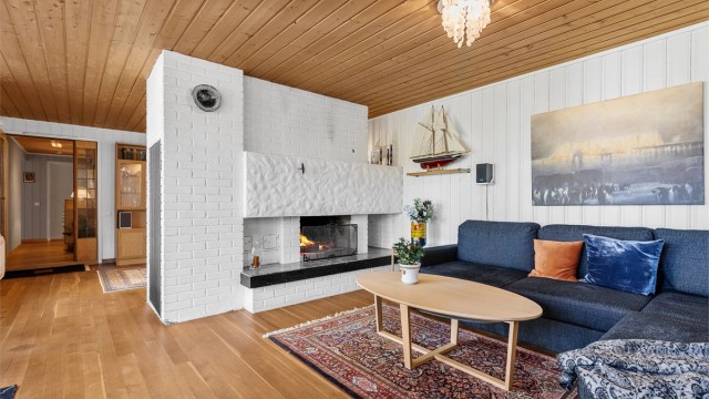 Peisstue med koselig åpen peis og plass til sittegruppe og TV-område om ønskelig.
