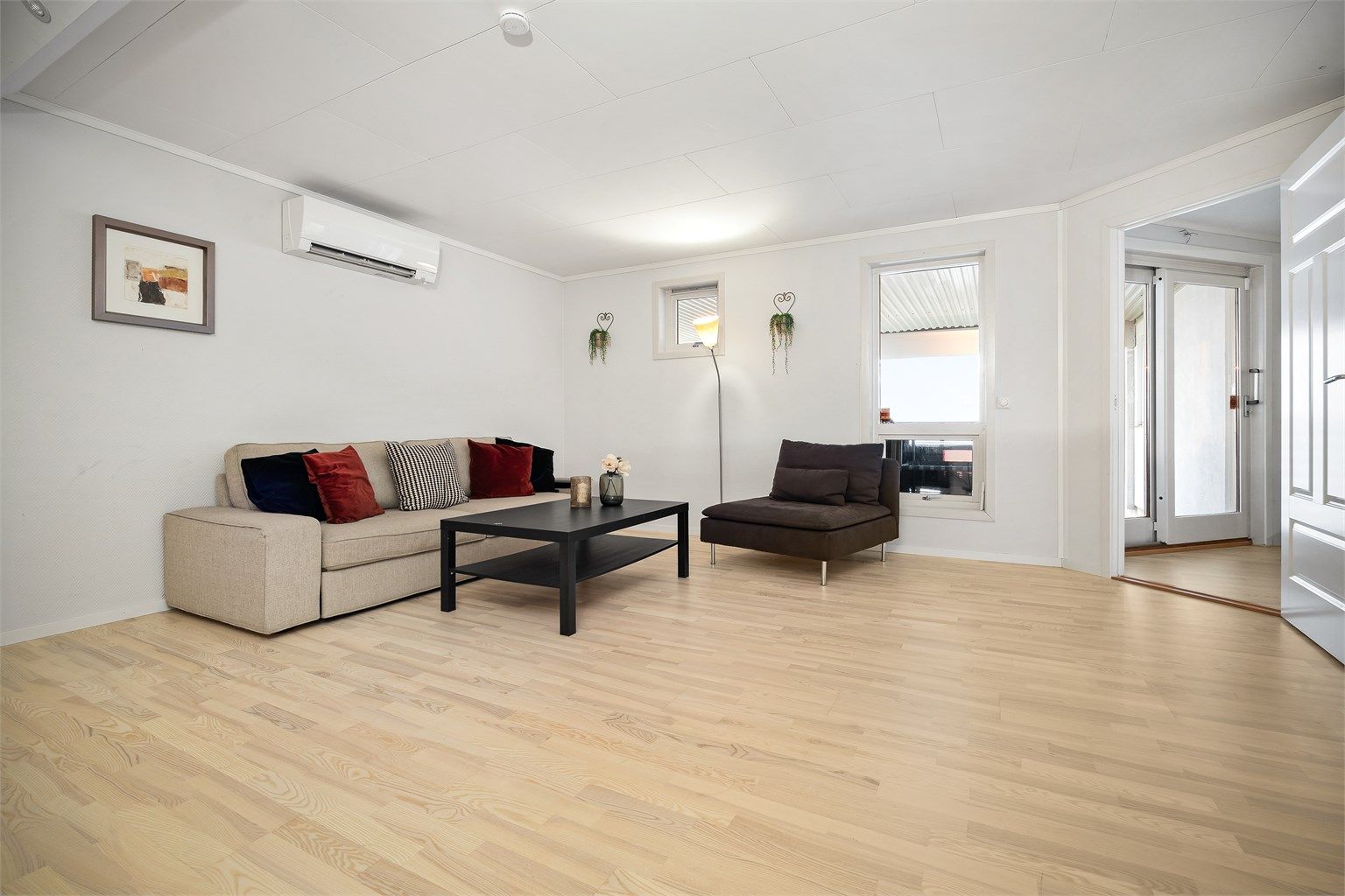 Hyggelig kjellerstue med luft-til-luft varmepumpe fra 2014 - Del av kjellerstuen er opprinnelig byggemeldt som bod