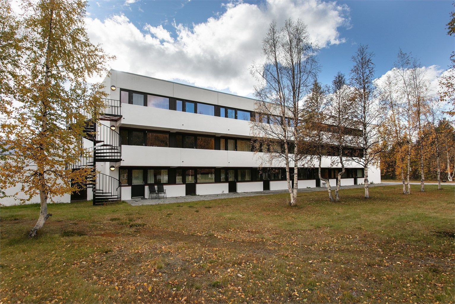 Bygget fra 1982 er oppført i betong og ligger på en romslig fellestomt.