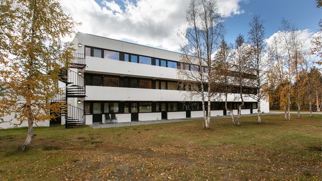 Bygget fra 1982 er oppført i betong og ligger på en romslig fellestomt.