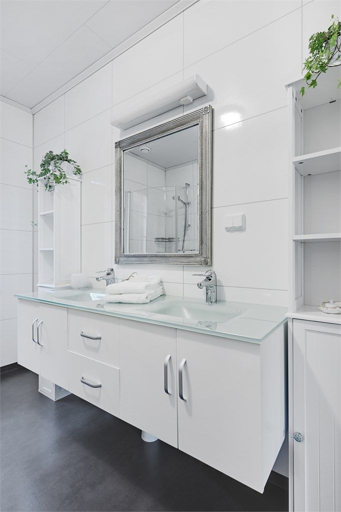 Innredningen inkluderer to stilrene, nedfelte servanter som gir god plass til flere om morgenen.
