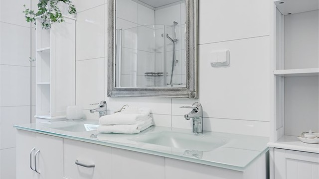 Innredningen inkluderer to stilrene, nedfelte servanter som gir god plass til flere om morgenen.