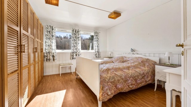 Hovedsoverommet har god plass til dobbeltseng og en romslig garderobeløsning.