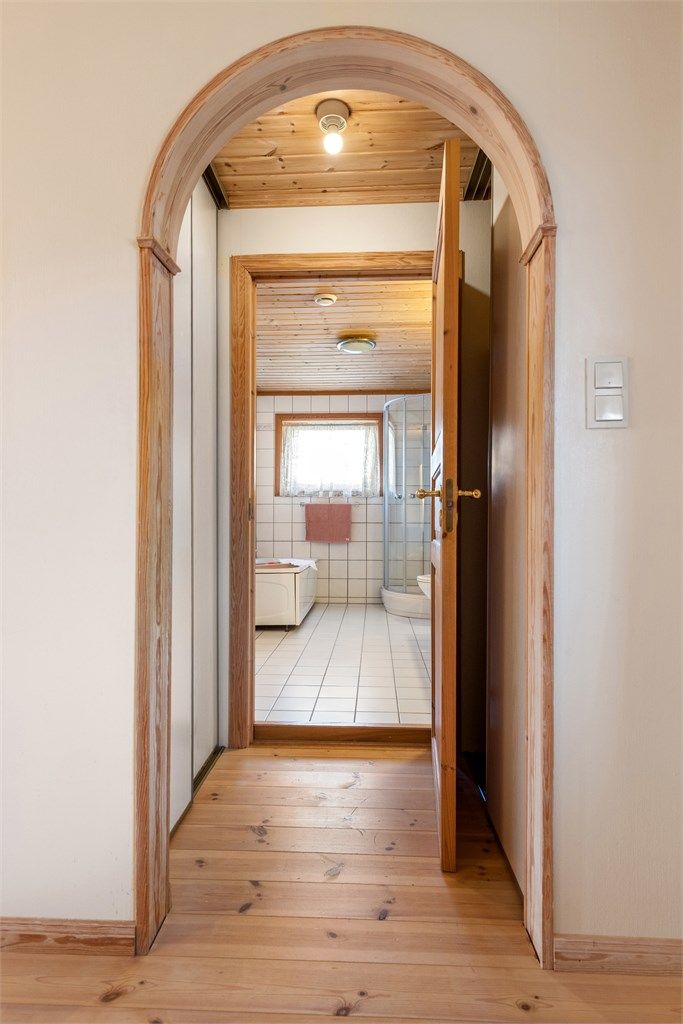 Fra hovedsoverom er det adkomst til bad via garderoberom