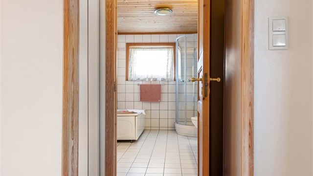 Fra hovedsoverom er det adkomst til bad via garderoberom